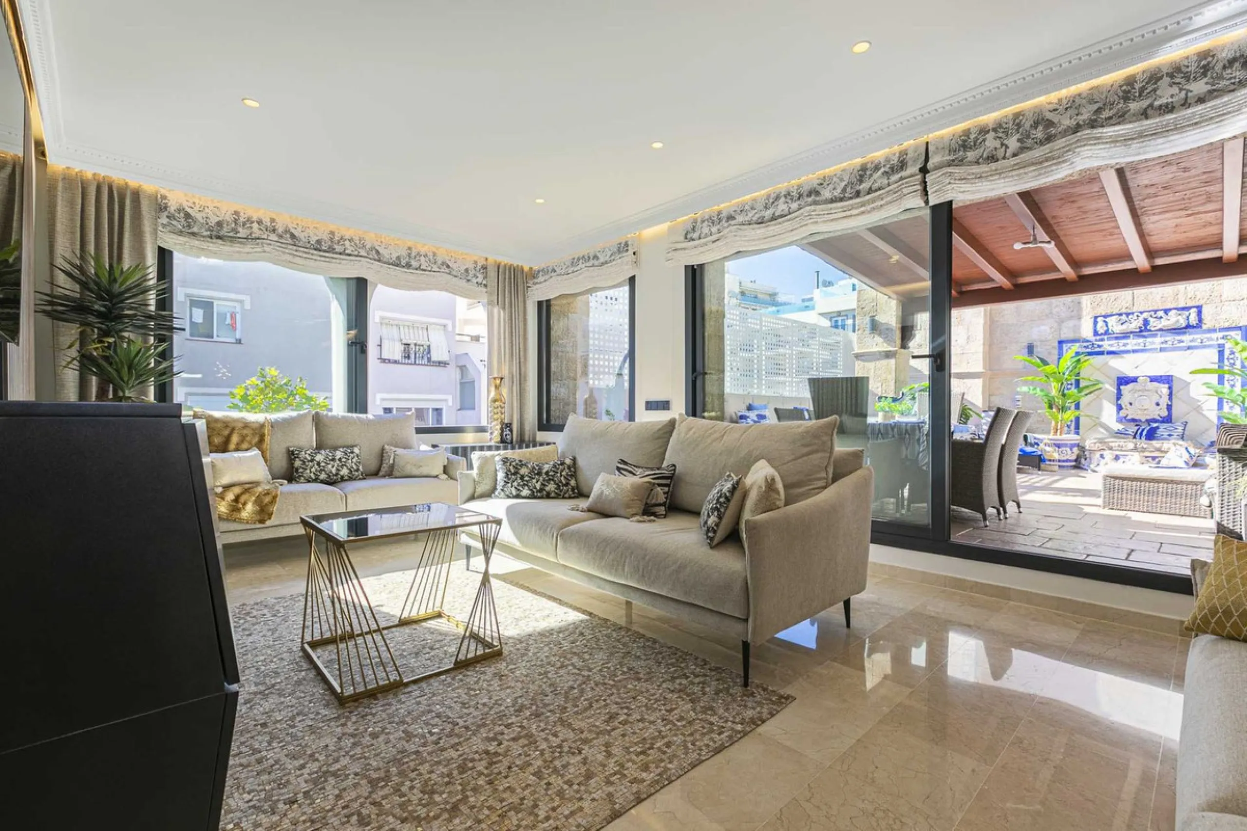 Modern renovated apartment with spectacular terrace in a highly sought-after area of Marbella, 150m from the beach!