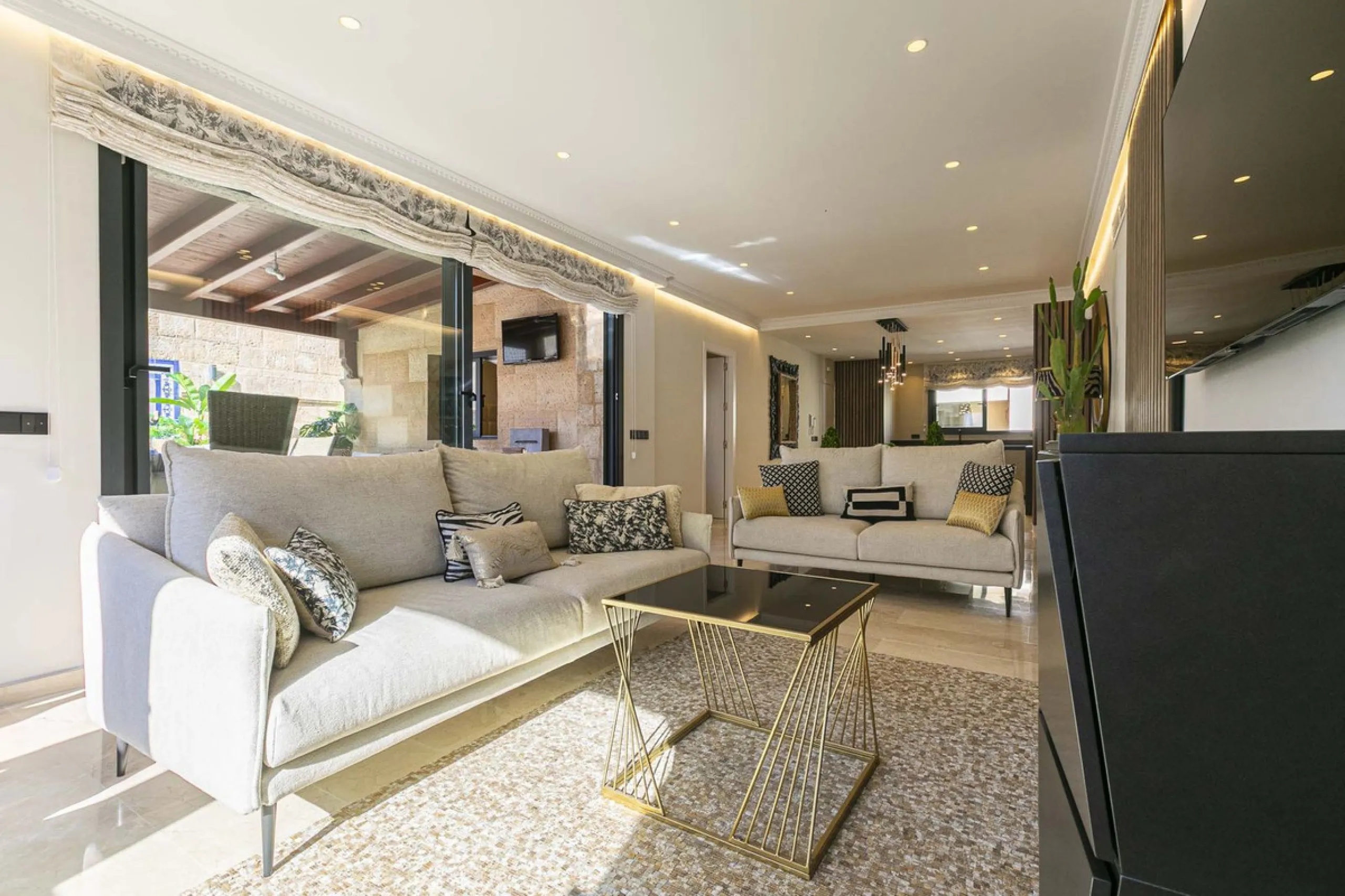 Modern renovated apartment with spectacular terrace in a highly sought-after area of Marbella, 150m from the beach!