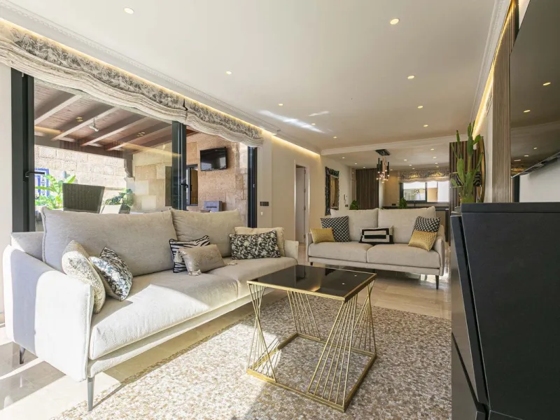 Modern renovated apartment with spectacular terrace in a highly sought-after area of Marbella, 150m from the beach!