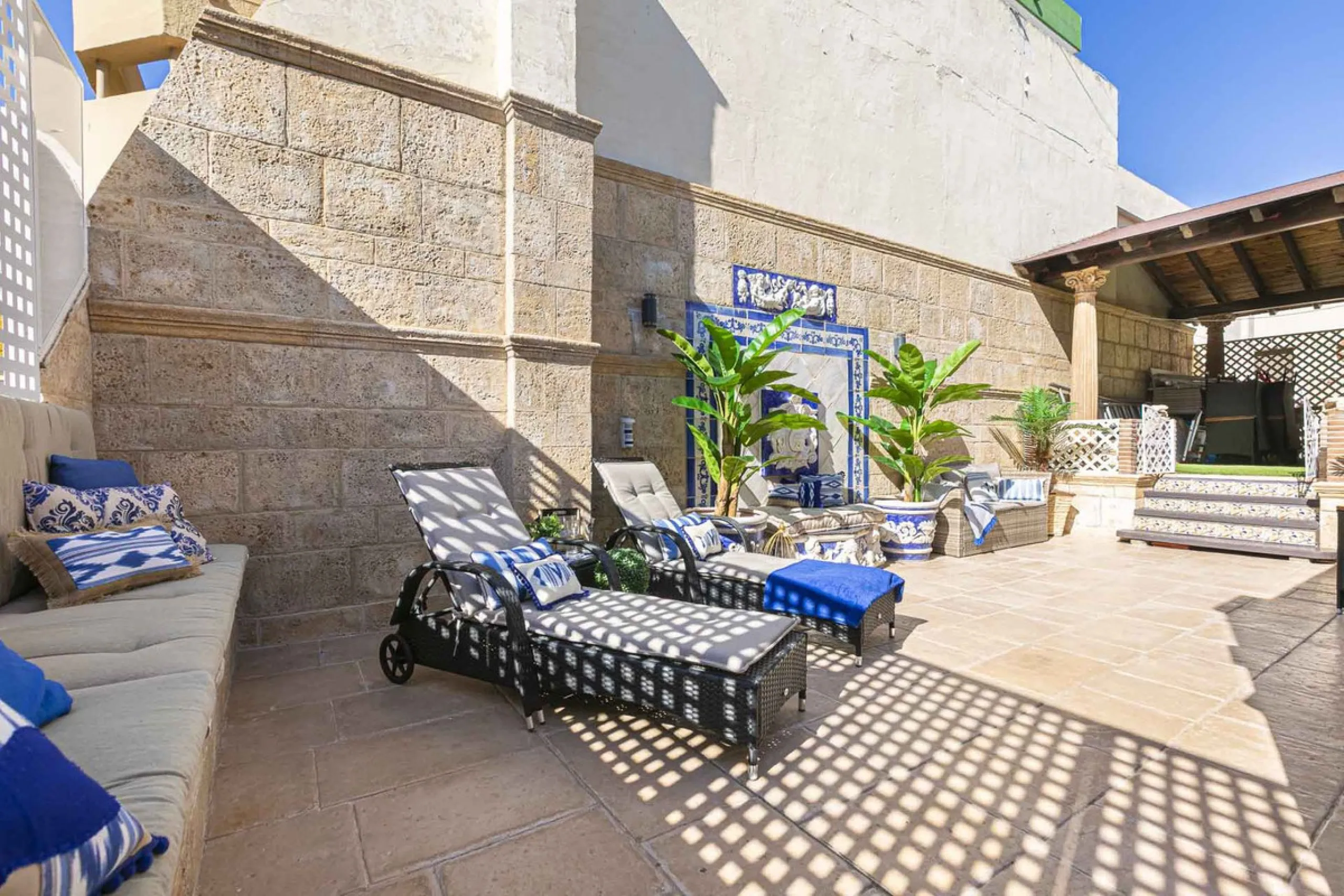 Modern renovated apartment with spectacular terrace in a highly sought-after area of Marbella, 150m from the beach!