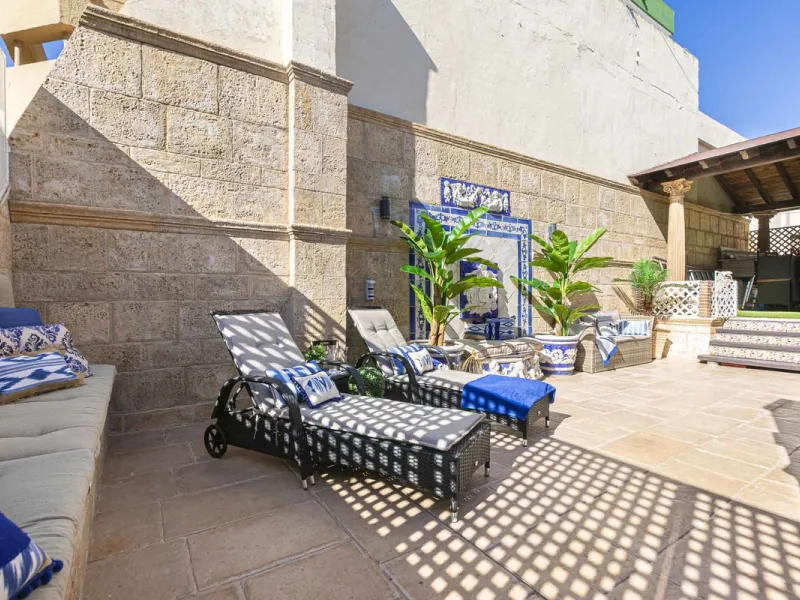 Modern renovated apartment with spectacular terrace in a highly sought-after area of Marbella, 150m from the beach!