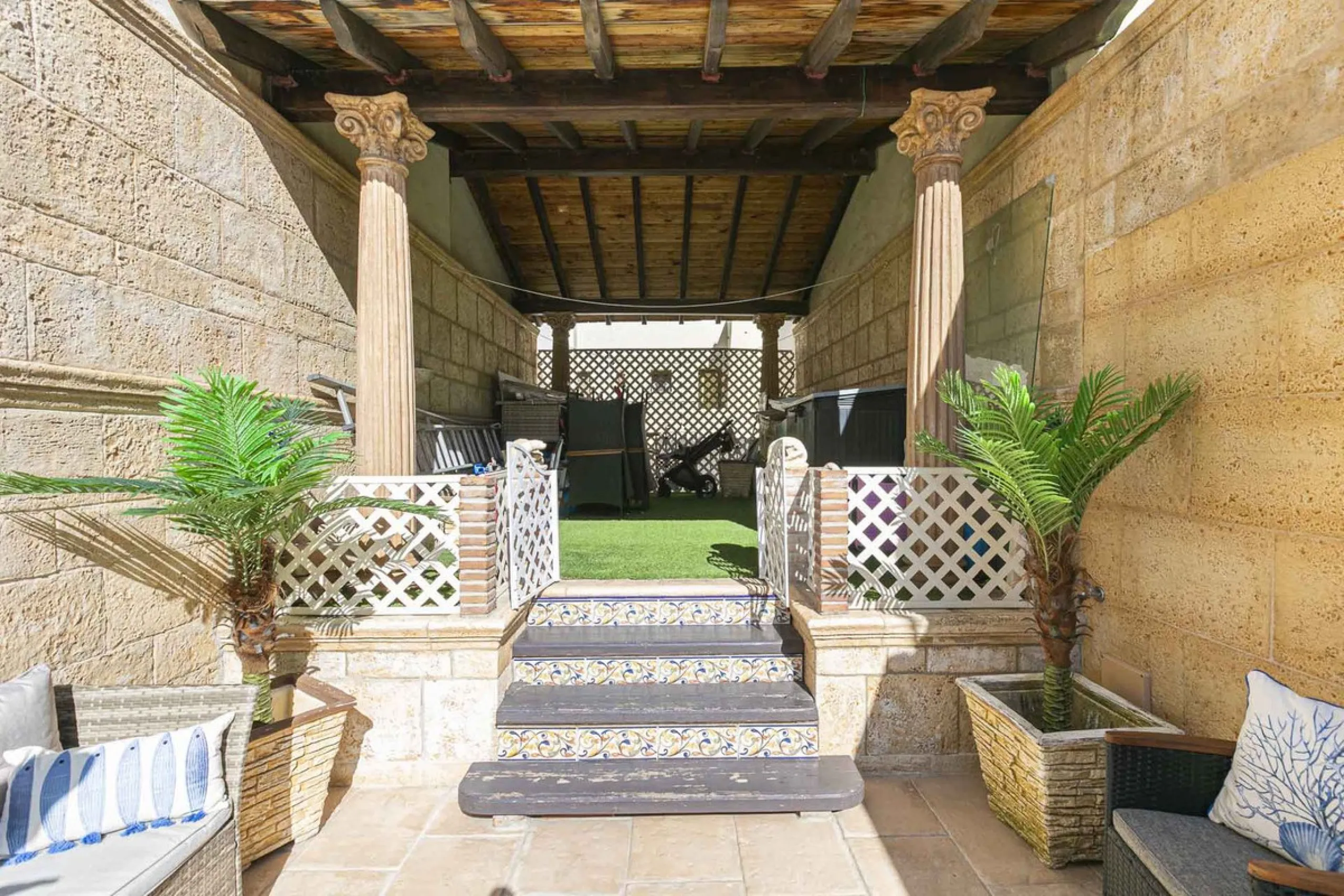 Modern renovated apartment with spectacular terrace in a highly sought-after area of Marbella, 150m from the beach!