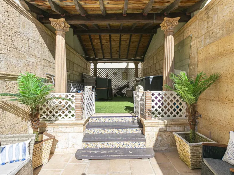 Modern renovated apartment with spectacular terrace in a highly sought-after area of Marbella, 150m from the beach!