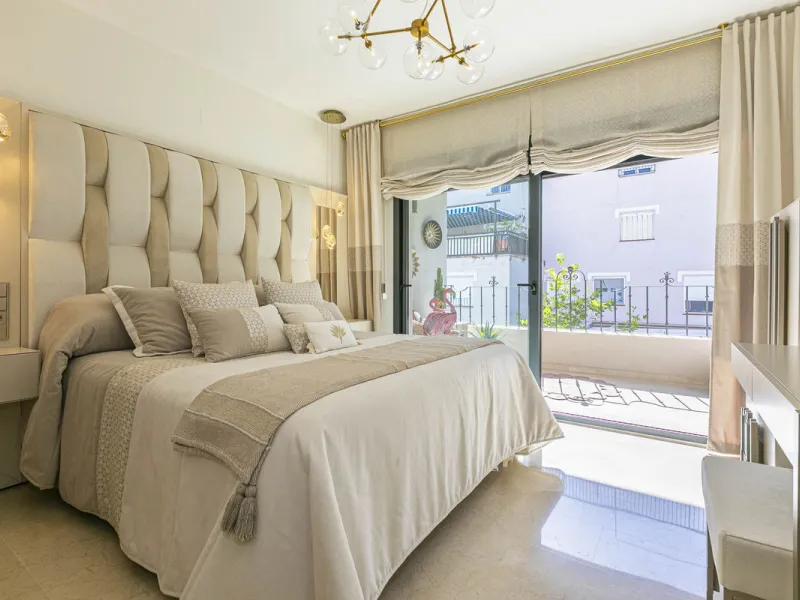 Modern renovated apartment with spectacular terrace in a highly sought-after area of Marbella, 150m from the beach!