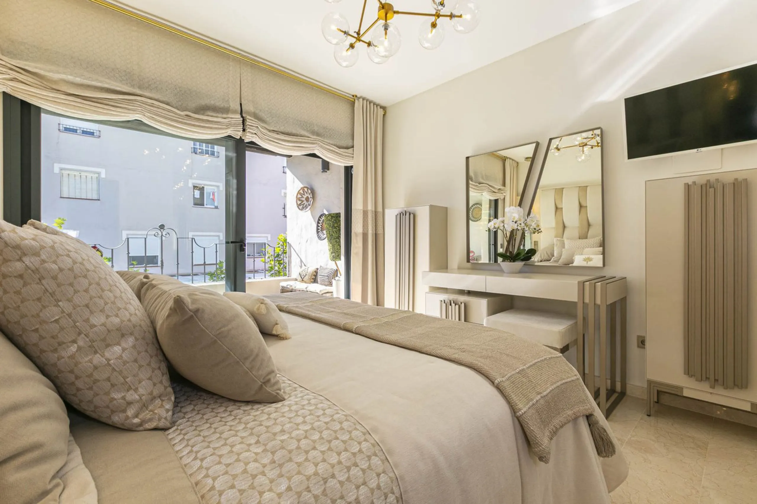 Modern renovated apartment with spectacular terrace in a highly sought-after area of Marbella, 150m from the beach!