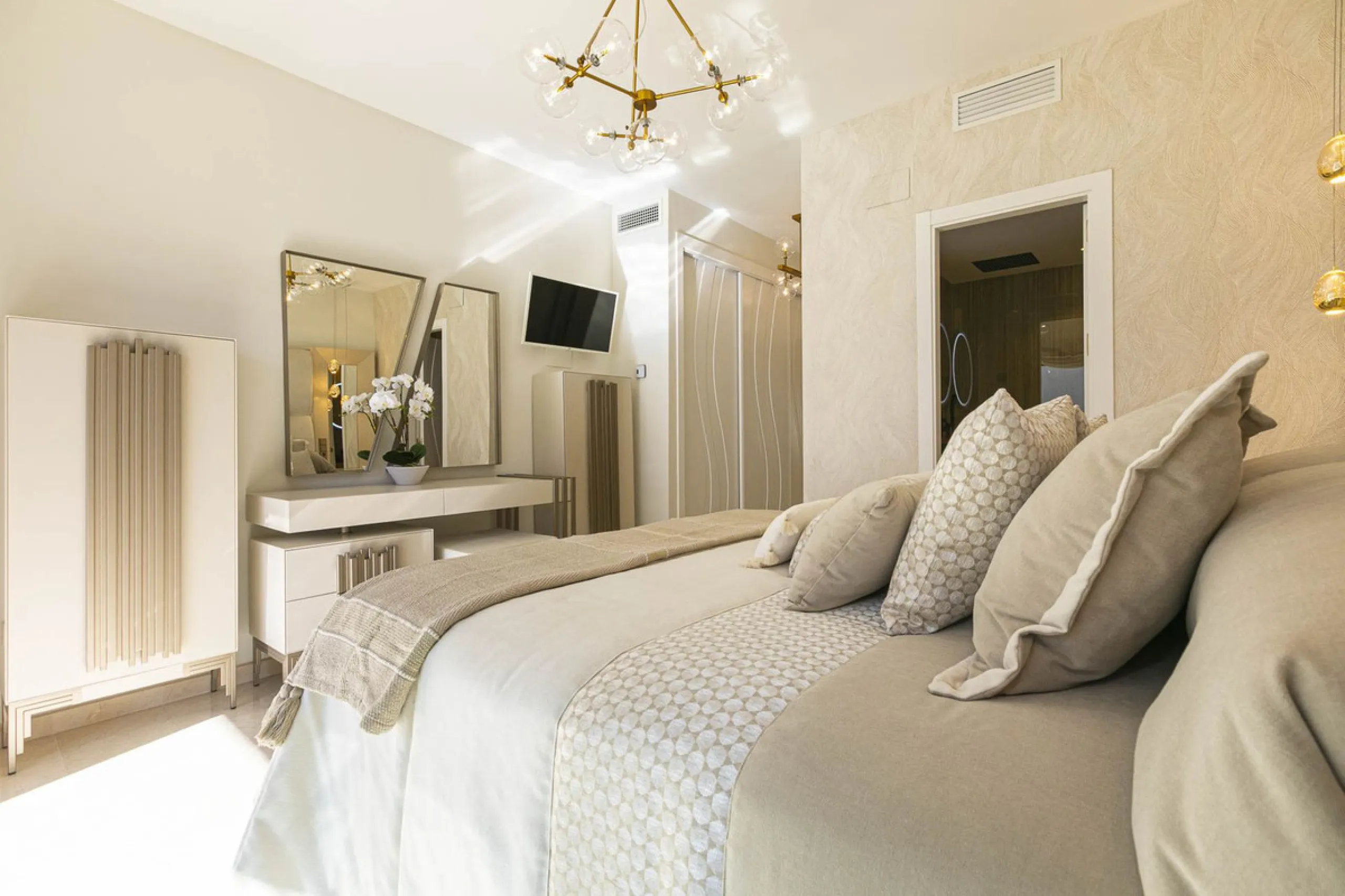 Modern renovated apartment with spectacular terrace in a highly sought-after area of Marbella, 150m from the beach!