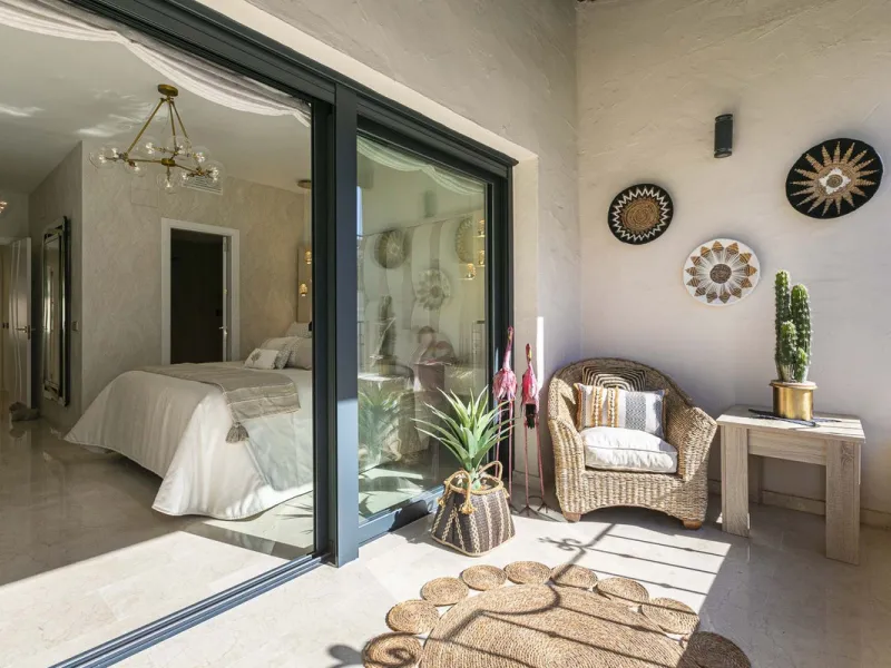 Modern renovated apartment with spectacular terrace in a highly sought-after area of Marbella, 150m from the beach!
