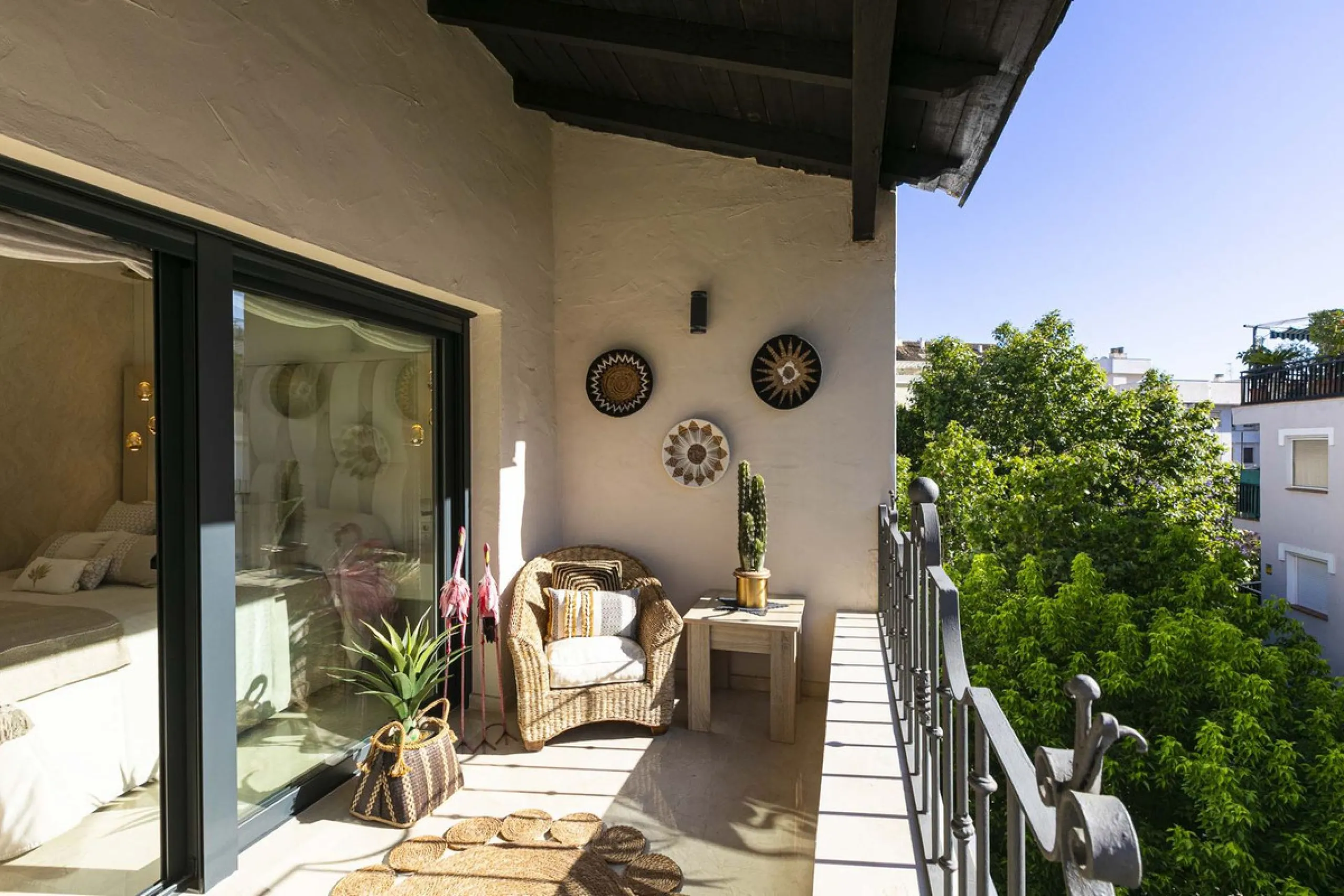 Modern renovated apartment with spectacular terrace in a highly sought-after area of Marbella, 150m from the beach!