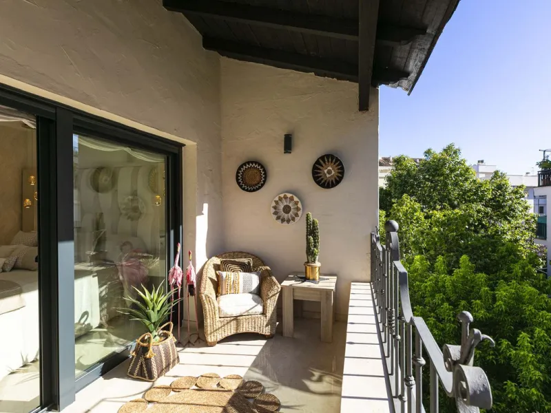 Modern renovated apartment with spectacular terrace in a highly sought-after area of Marbella, 150m from the beach!