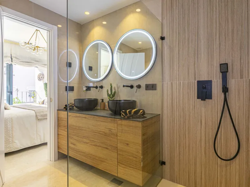Modern renovated apartment with spectacular terrace in a highly sought-after area of Marbella, 150m from the beach!