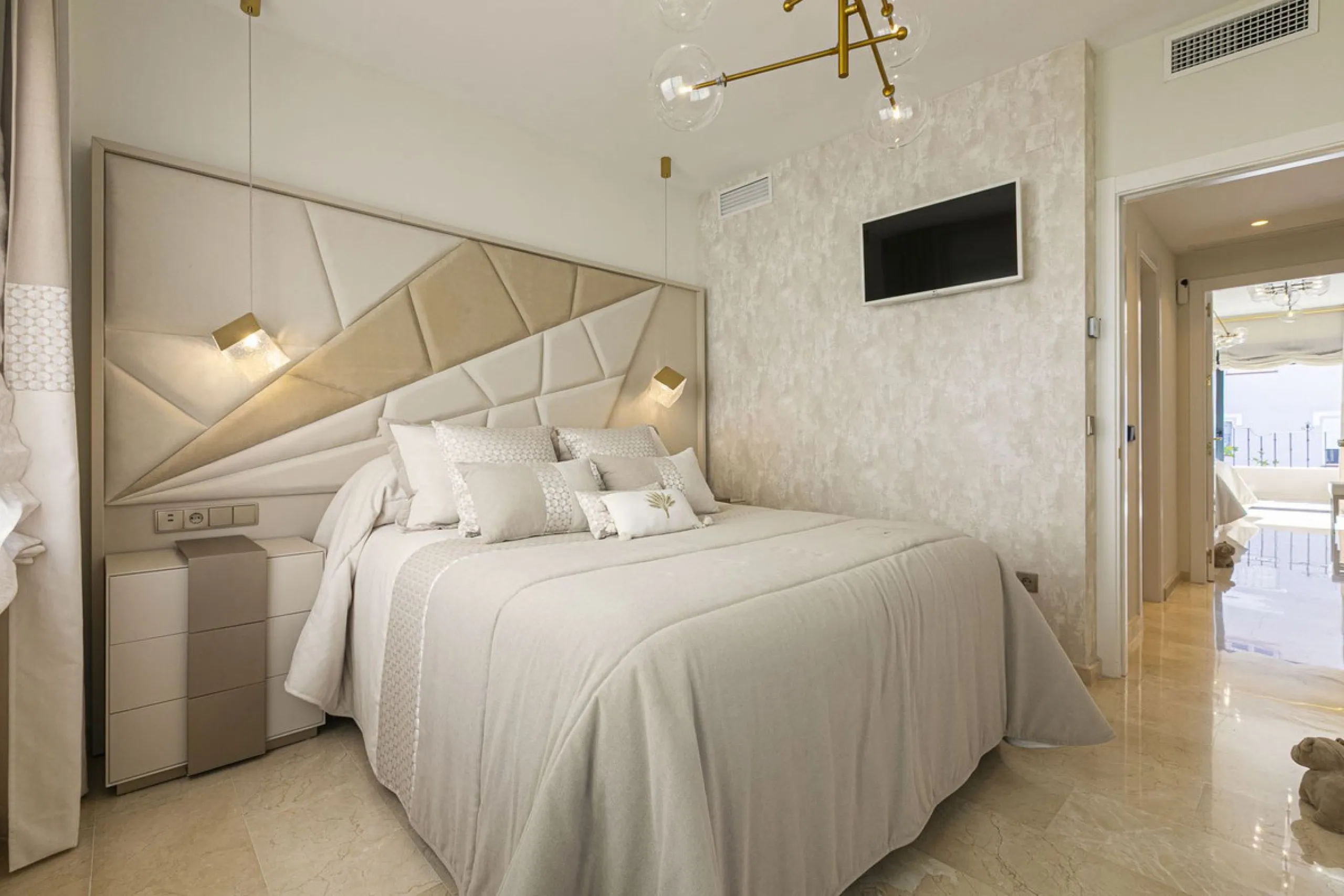 Modern renovated apartment with spectacular terrace in a highly sought-after area of Marbella, 150m from the beach!