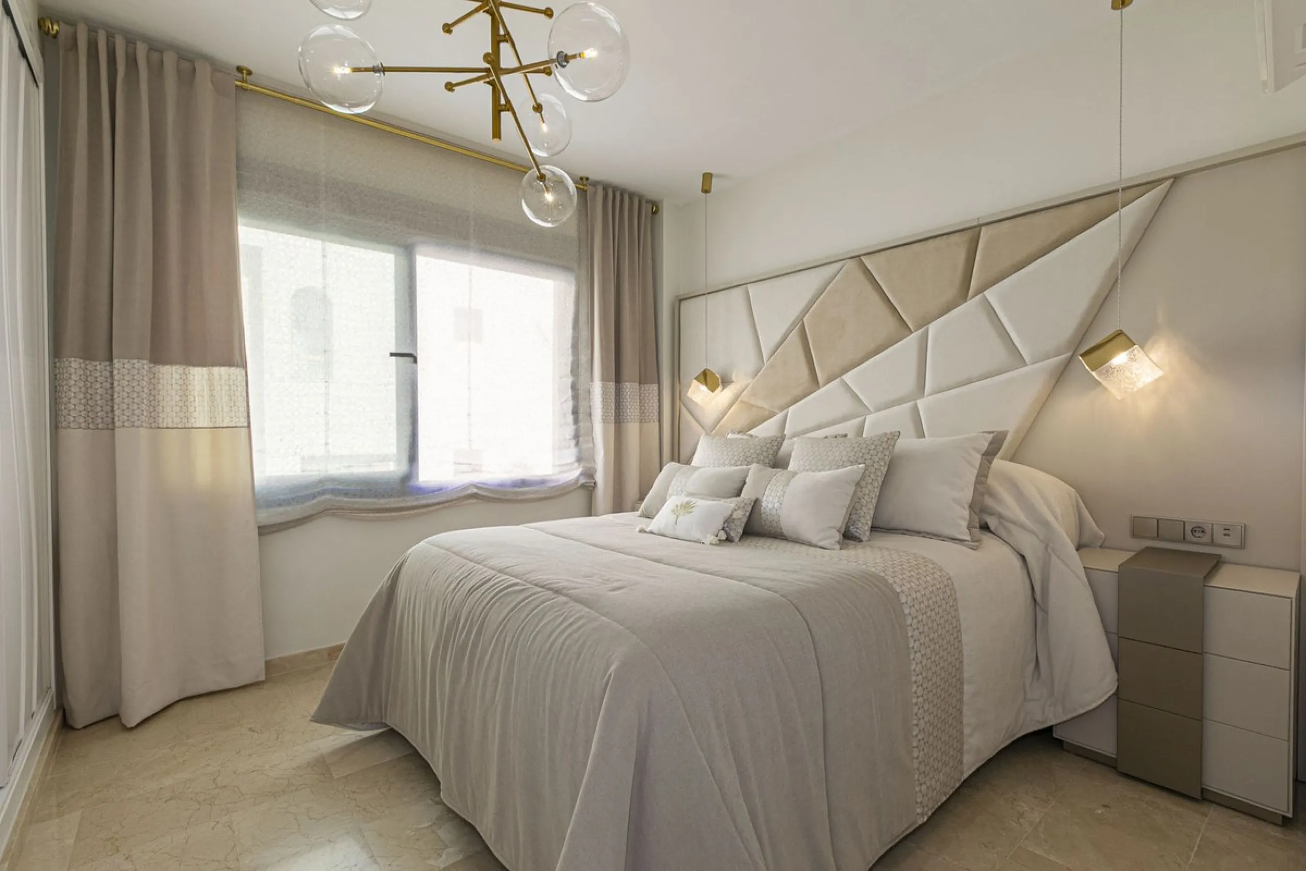 Modern renovated apartment with spectacular terrace in a highly sought-after area of Marbella, 150m from the beach!
