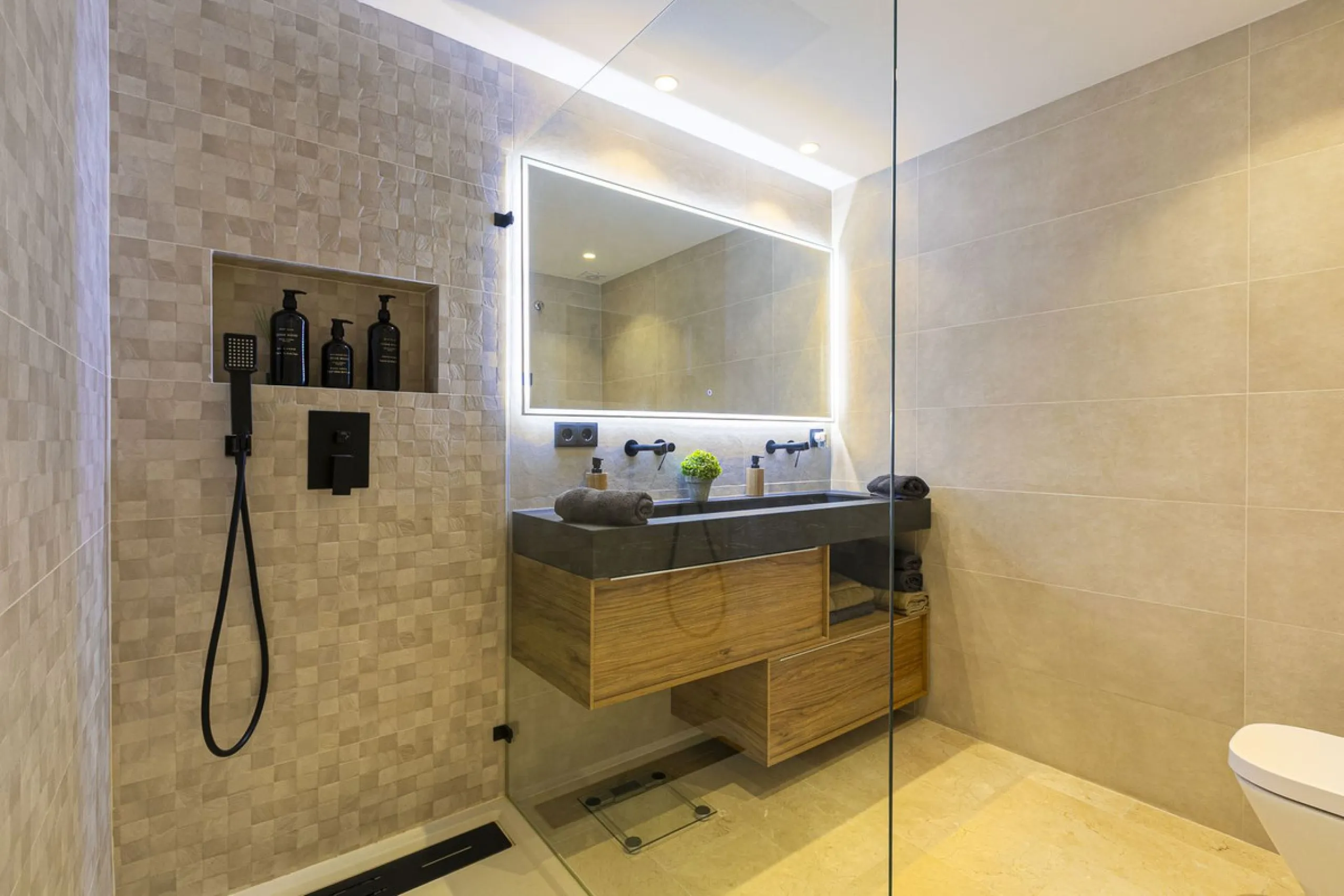 Modern renovated apartment with spectacular terrace in a highly sought-after area of Marbella, 150m from the beach!