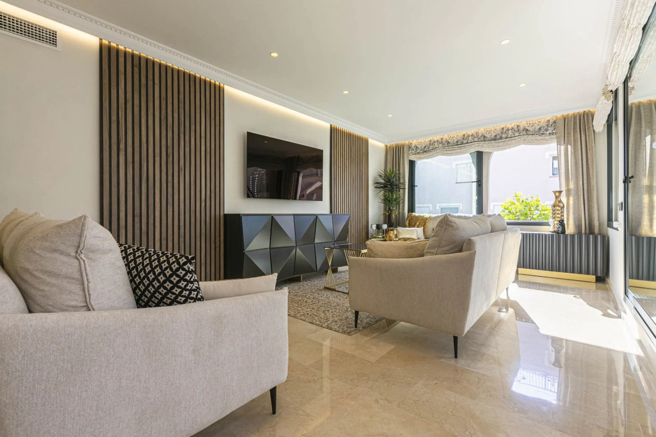 Modern renovated apartment with spectacular terrace in a highly sought-after area of Marbella, 150m from the beach!