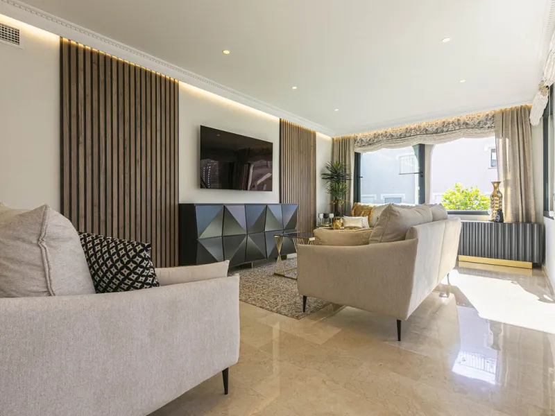 Modern renovated apartment with spectacular terrace in a highly sought-after area of Marbella, 150m from the beach!