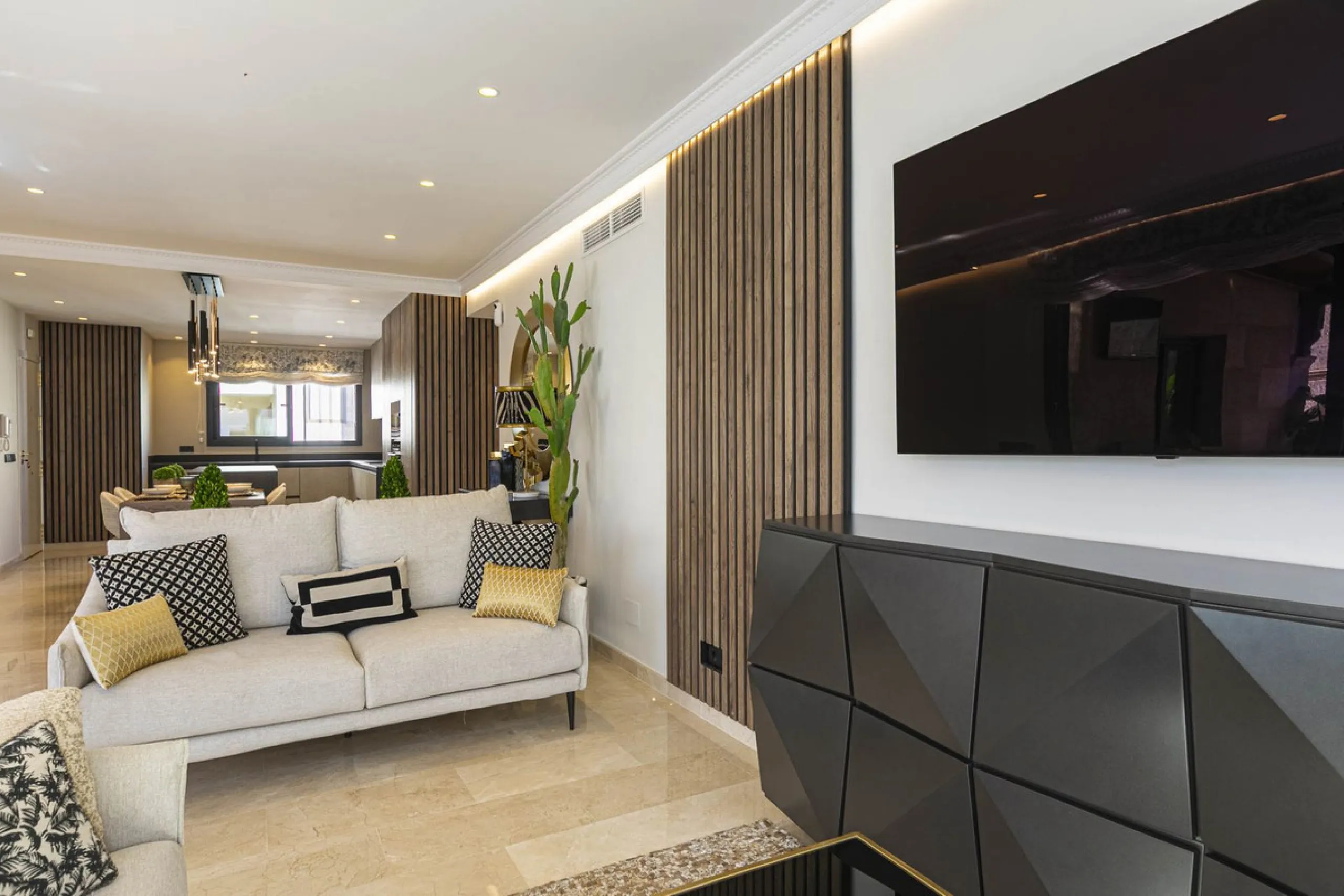 Modern renovated apartment with spectacular terrace in a highly sought-after area of Marbella, 150m from the beach!