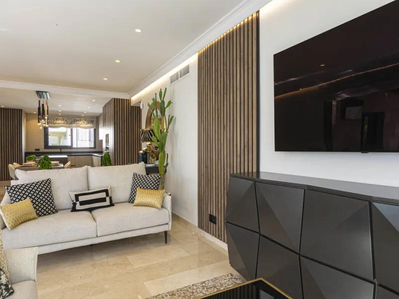 Modern renovated apartment with spectacular terrace in a highly sought-after area of Marbella, 150m from the beach!