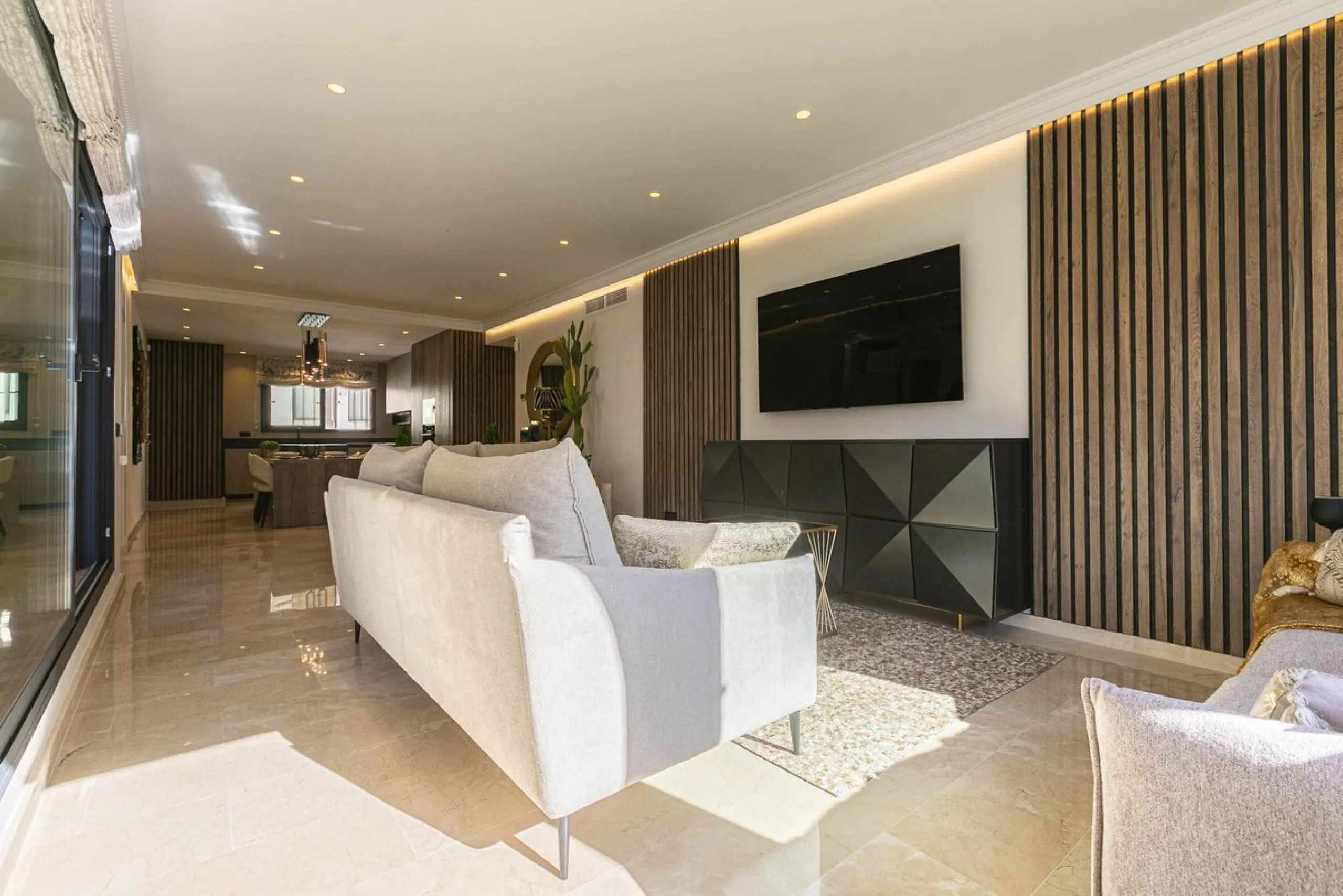 Modern renovated apartment with spectacular terrace in a highly sought-after area of Marbella, 150m from the beach!