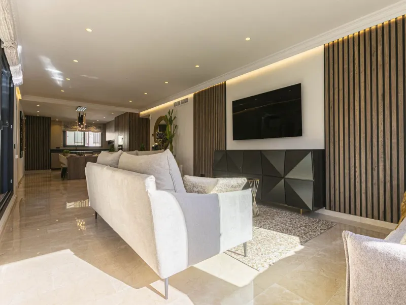 Modern renovated apartment with spectacular terrace in a highly sought-after area of Marbella, 150m from the beach!
