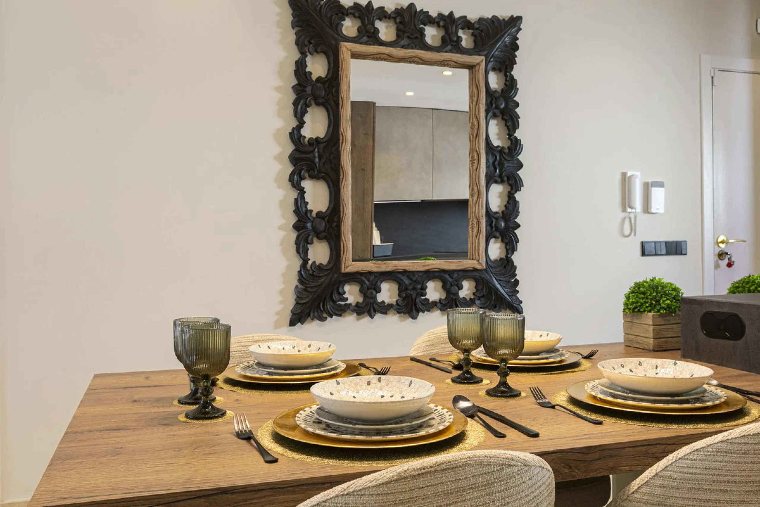 Modern renovated apartment with spectacular terrace in a highly sought-after area of Marbella, 150m from the beach!