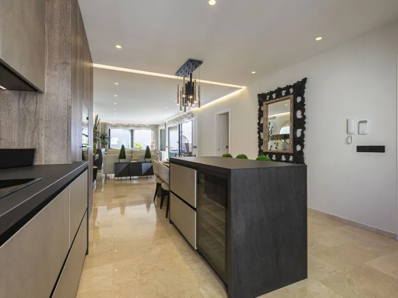 Modern renovated apartment with spectacular terrace in a highly sought-after area of Marbella, 150m from the beach!