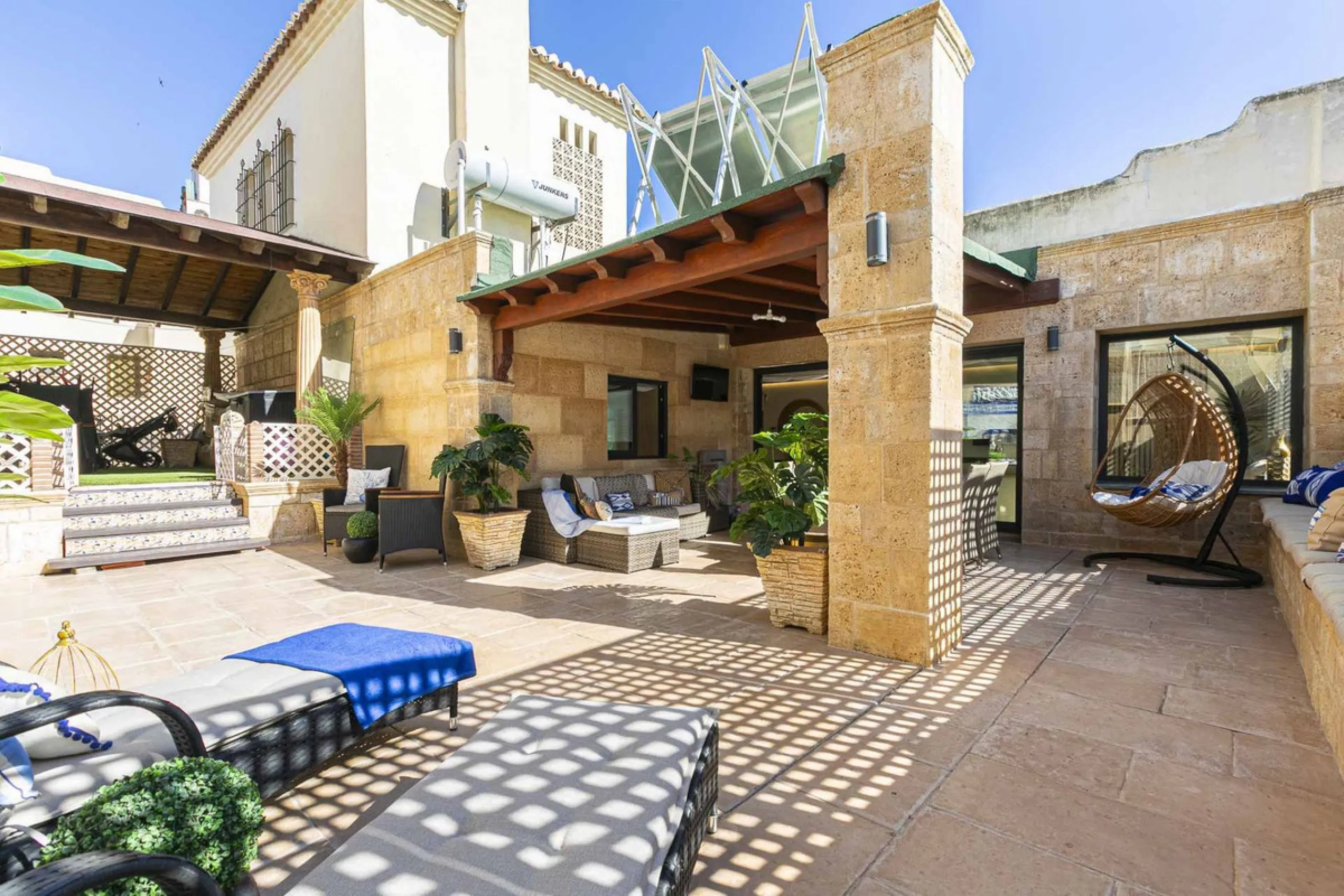 Modern renovated apartment with spectacular terrace in a highly sought-after area of Marbella, 150m from the beach!