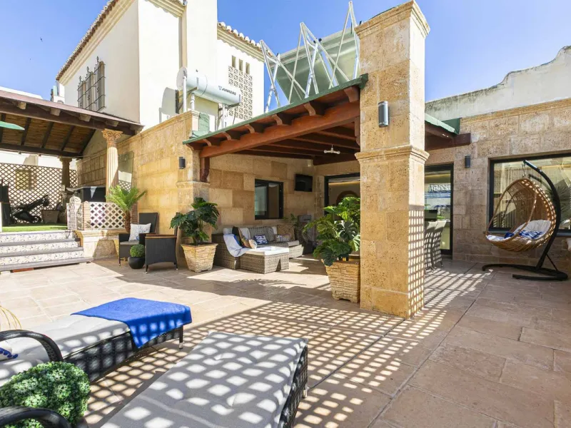 Modern renovated apartment with spectacular terrace in a highly sought-after area of Marbella, 150m from the beach!