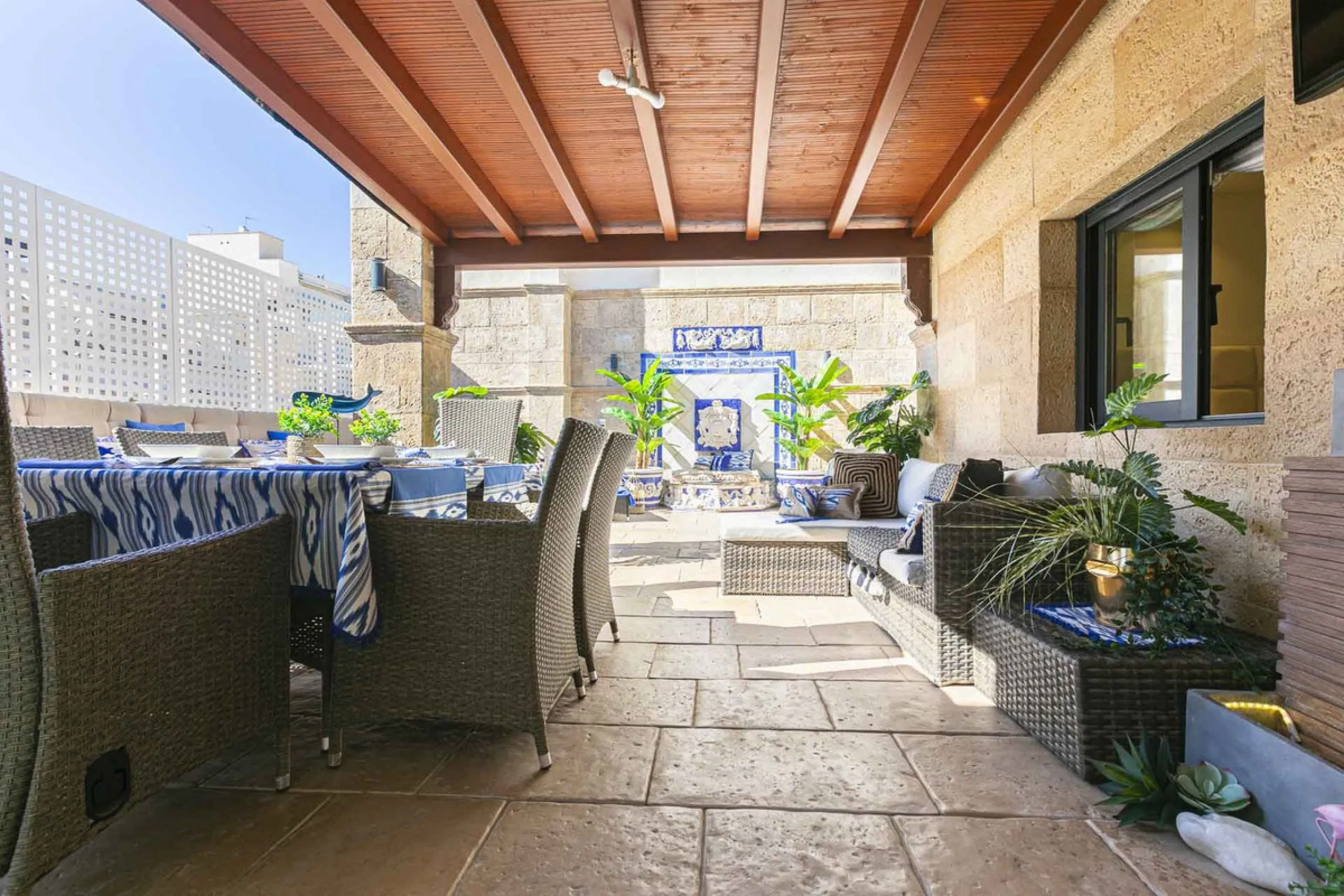 Modern renovated apartment with spectacular terrace in a highly sought-after area of Marbella, 150m from the beach!