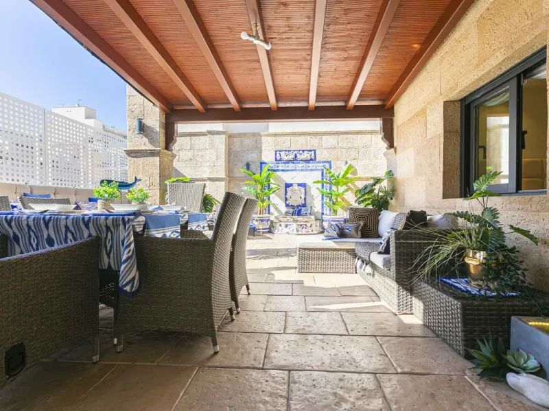 Modern renovated apartment with spectacular terrace in a highly sought-after area of Marbella, 150m from the beach!