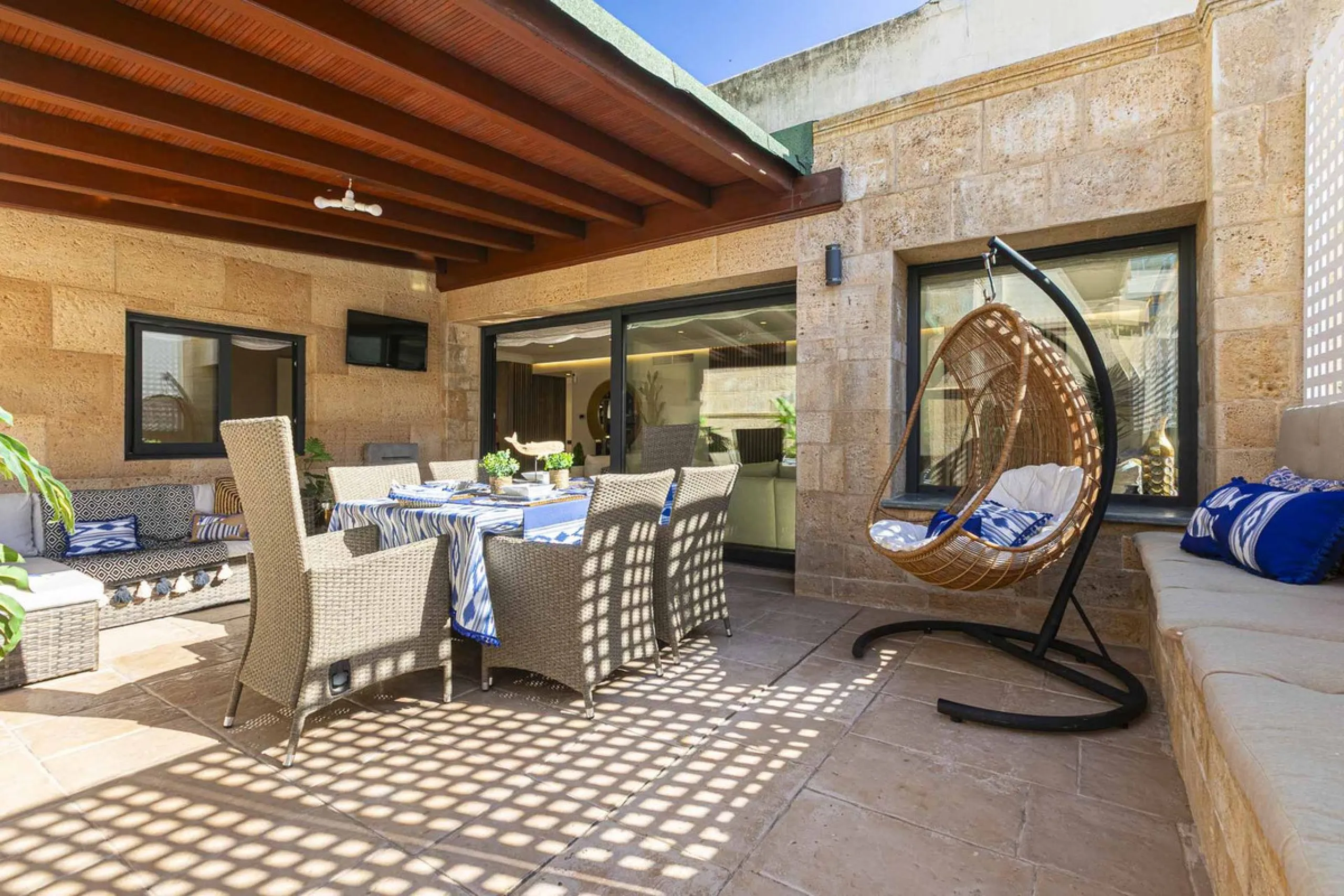 Modern renovated apartment with spectacular terrace in a highly sought-after area of Marbella, 150m from the beach!