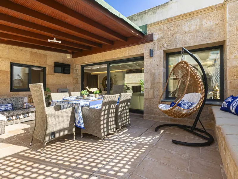 Modern renovated apartment with spectacular terrace in a highly sought-after area of Marbella, 150m from the beach!