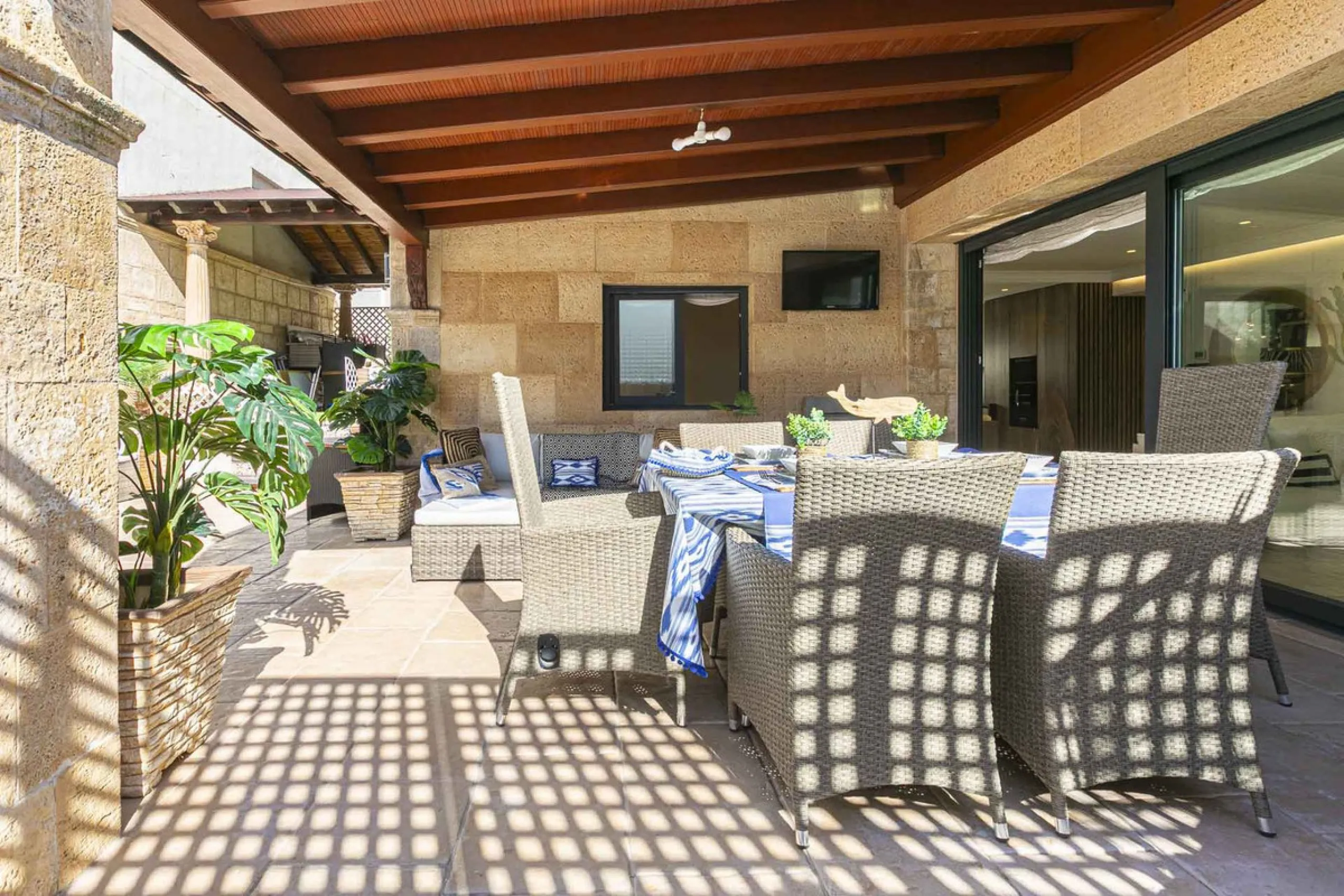 Modern renovated apartment with spectacular terrace in a highly sought-after area of Marbella, 150m from the beach!