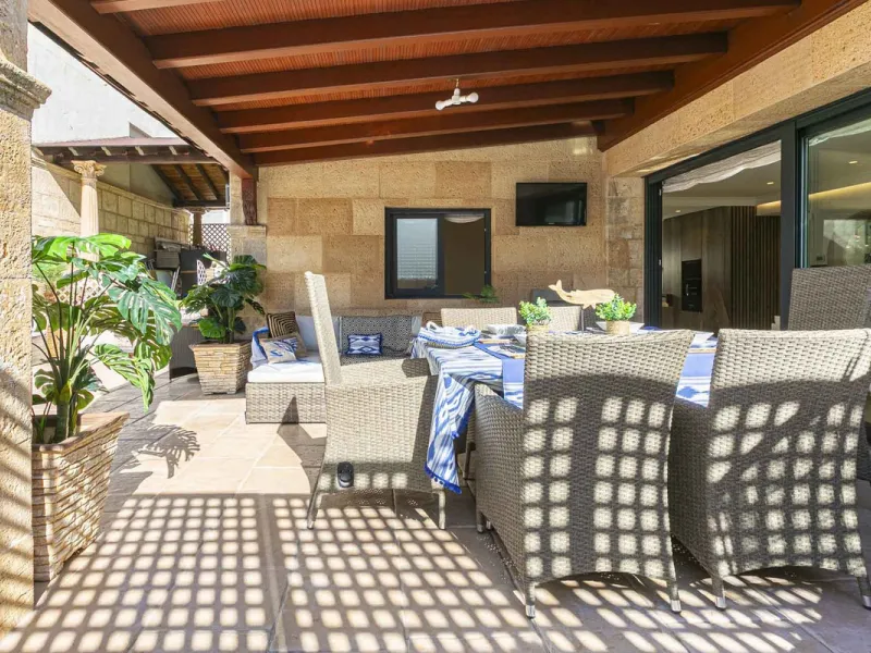 Modern renovated apartment with spectacular terrace in a highly sought-after area of Marbella, 150m from the beach!