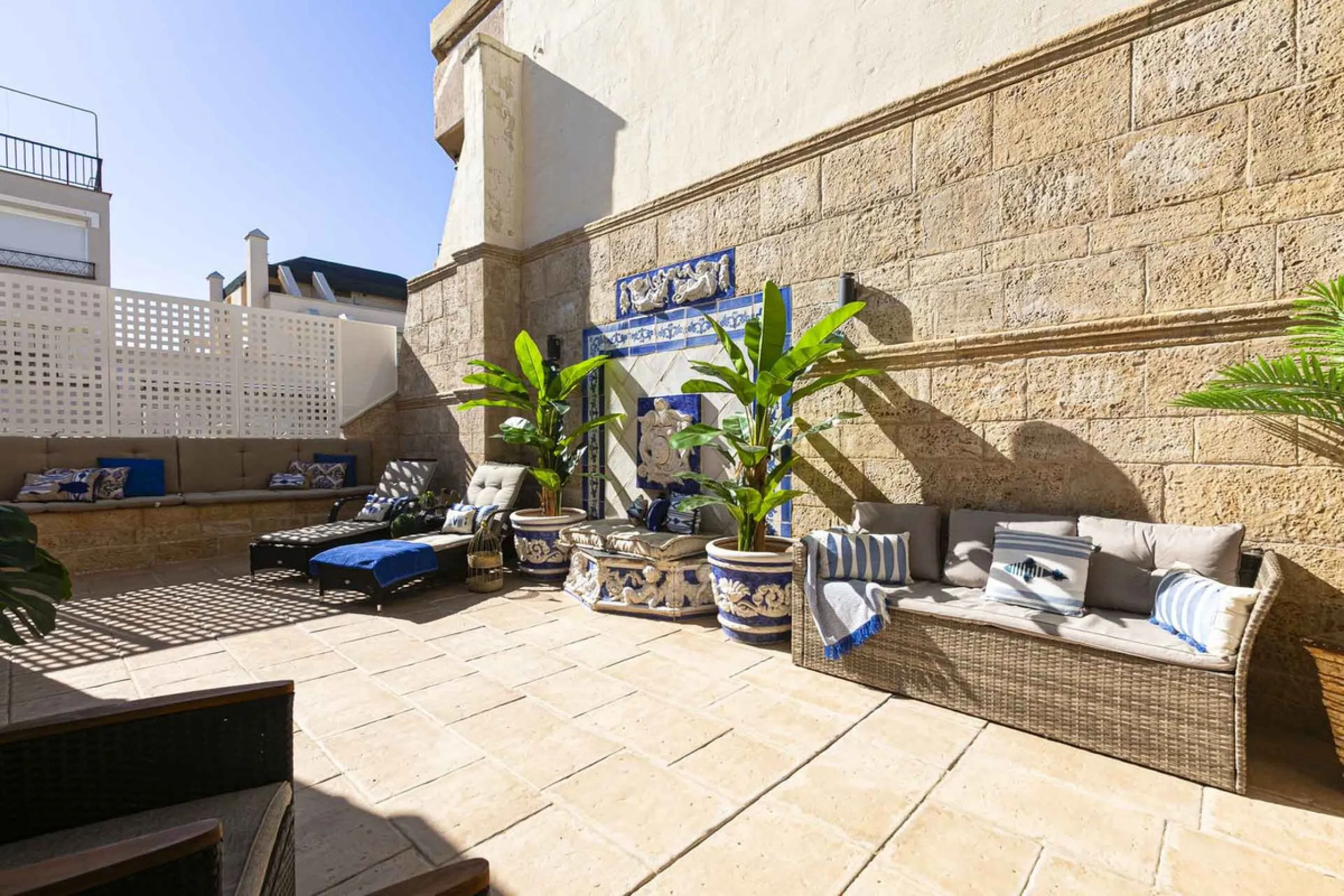 Modern renovated apartment with spectacular terrace in a highly sought-after area of Marbella, 150m from the beach!