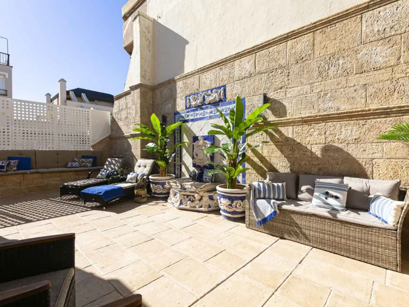 Modern renovated apartment with spectacular terrace in a highly sought-after area of Marbella, 150m from the beach!
