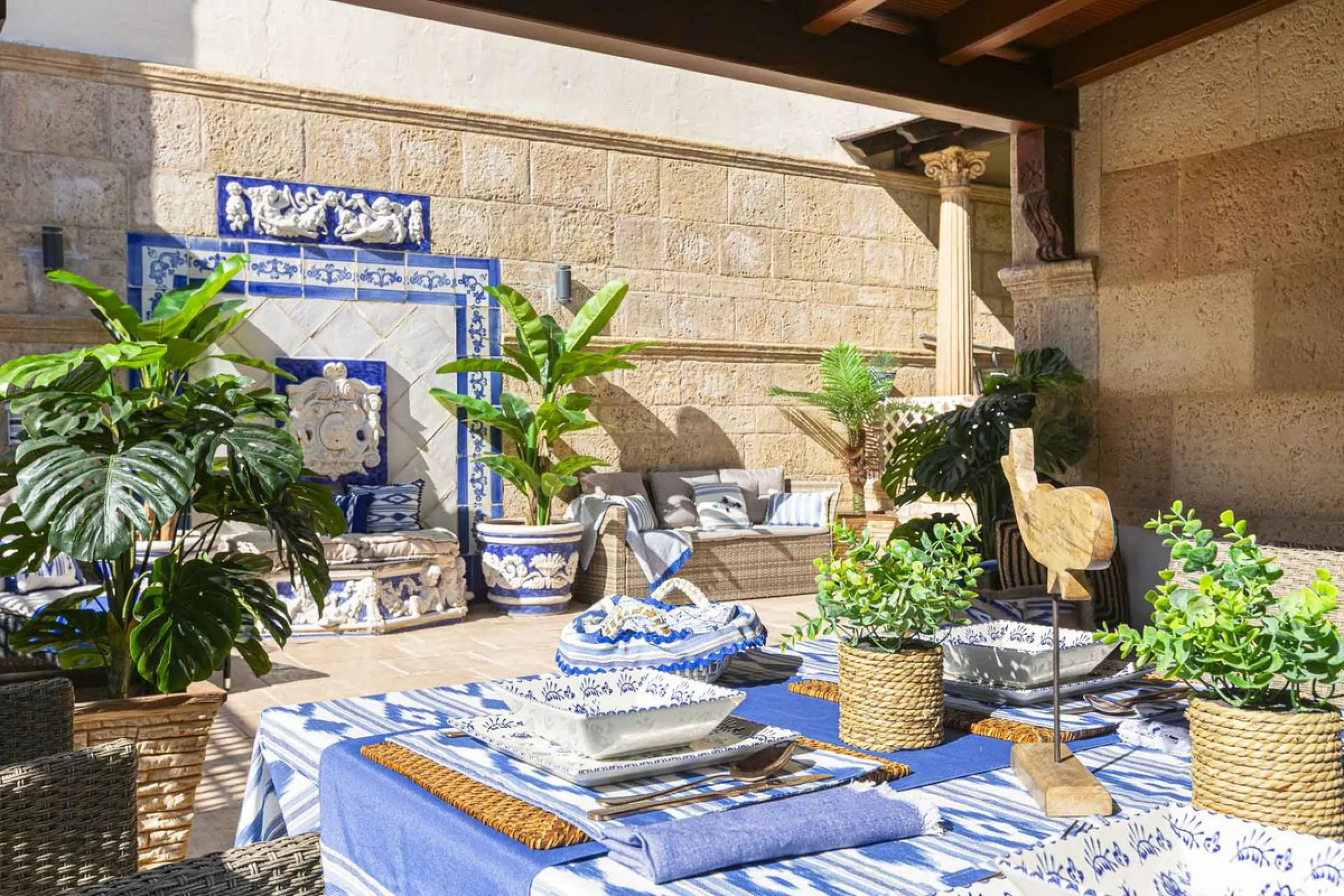Modern renovated apartment with spectacular terrace in a highly sought-after area of Marbella, 150m from the beach!