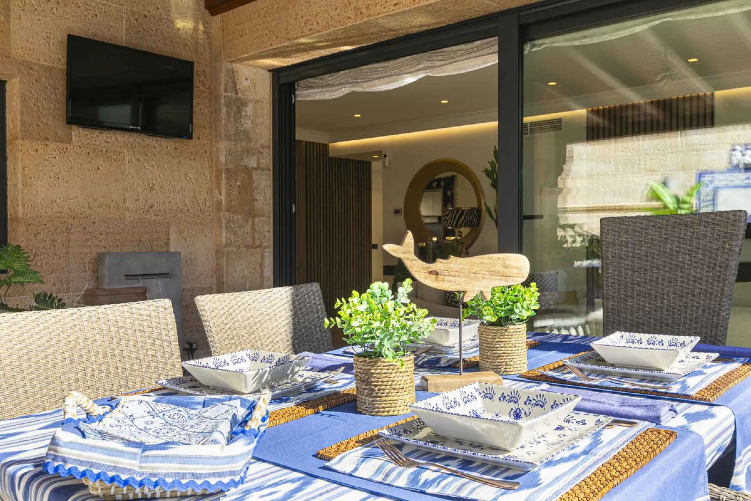 Modern renovated apartment with spectacular terrace in a highly sought-after area of Marbella, 150m from the beach!