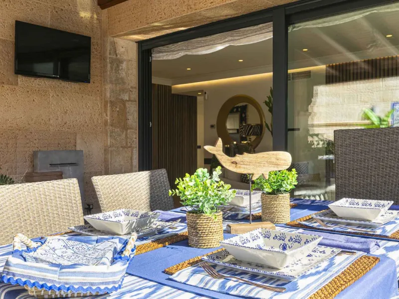 Modern renovated apartment with spectacular terrace in a highly sought-after area of Marbella, 150m from the beach!