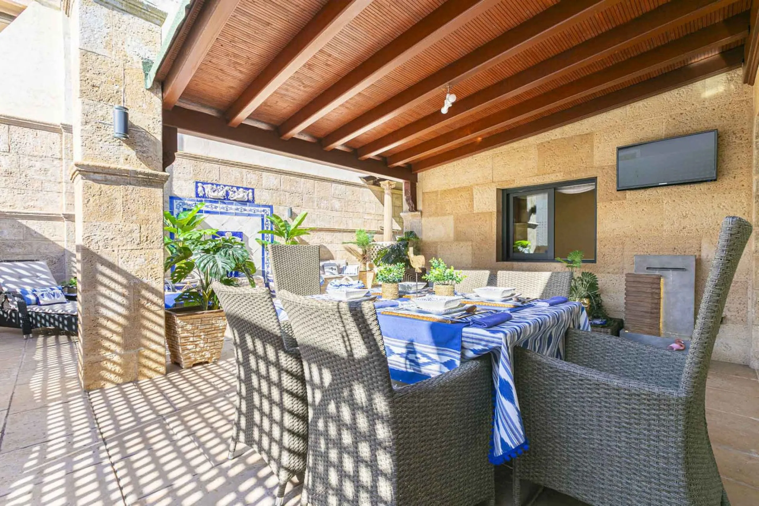 Modern renovated apartment with spectacular terrace in a highly sought-after area of Marbella, 150m from the beach!