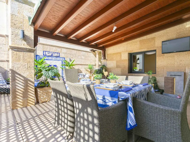 Modern renovated apartment with spectacular terrace in a highly sought-after area of Marbella, 150m from the beach!