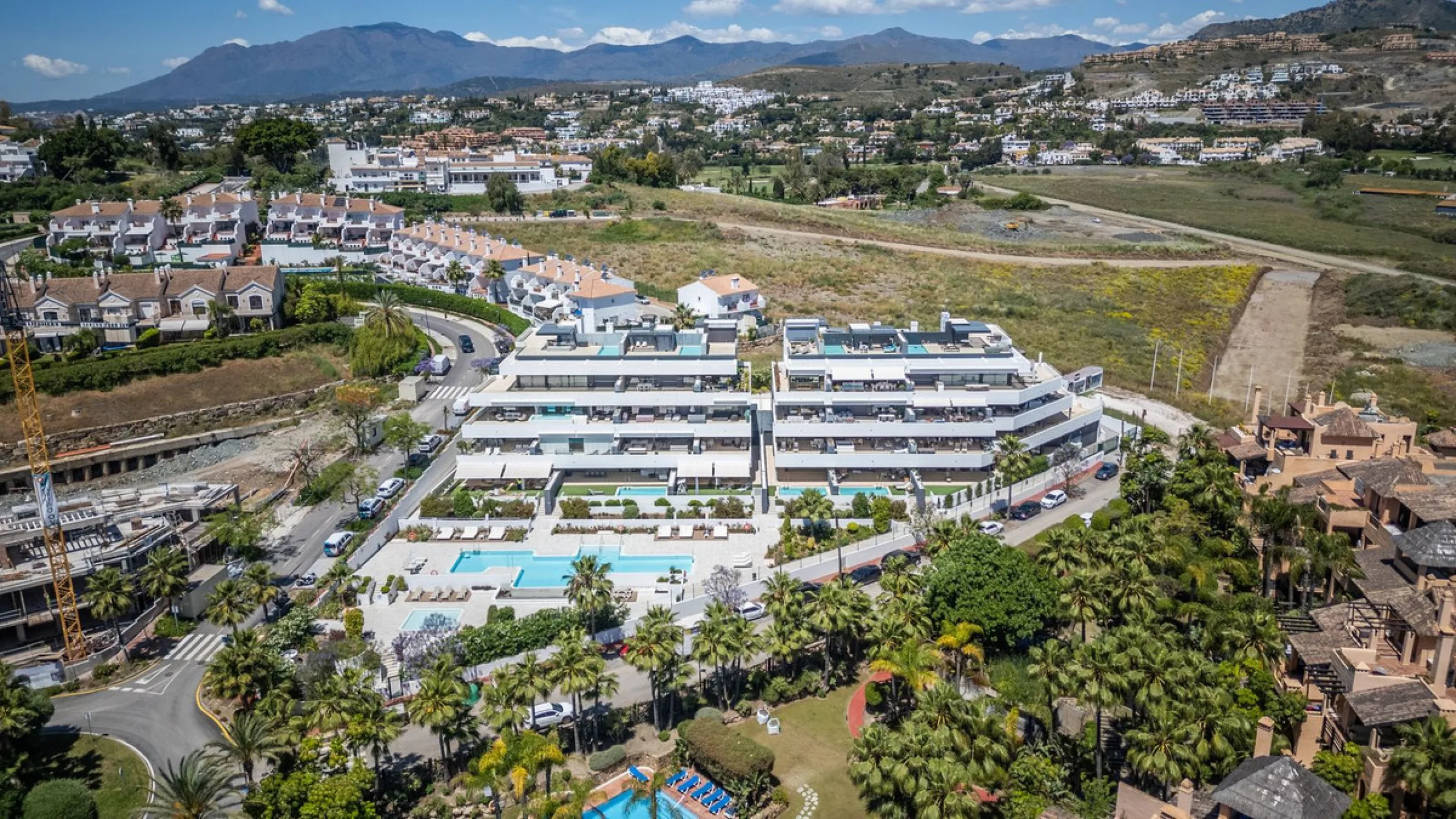 Luxurious apartment in El Campanario Hills, located in a gated community with just 29  units. The property  is near to prestigious golf courses and beaches, with easy access to Marbella and Estepona via the A7.