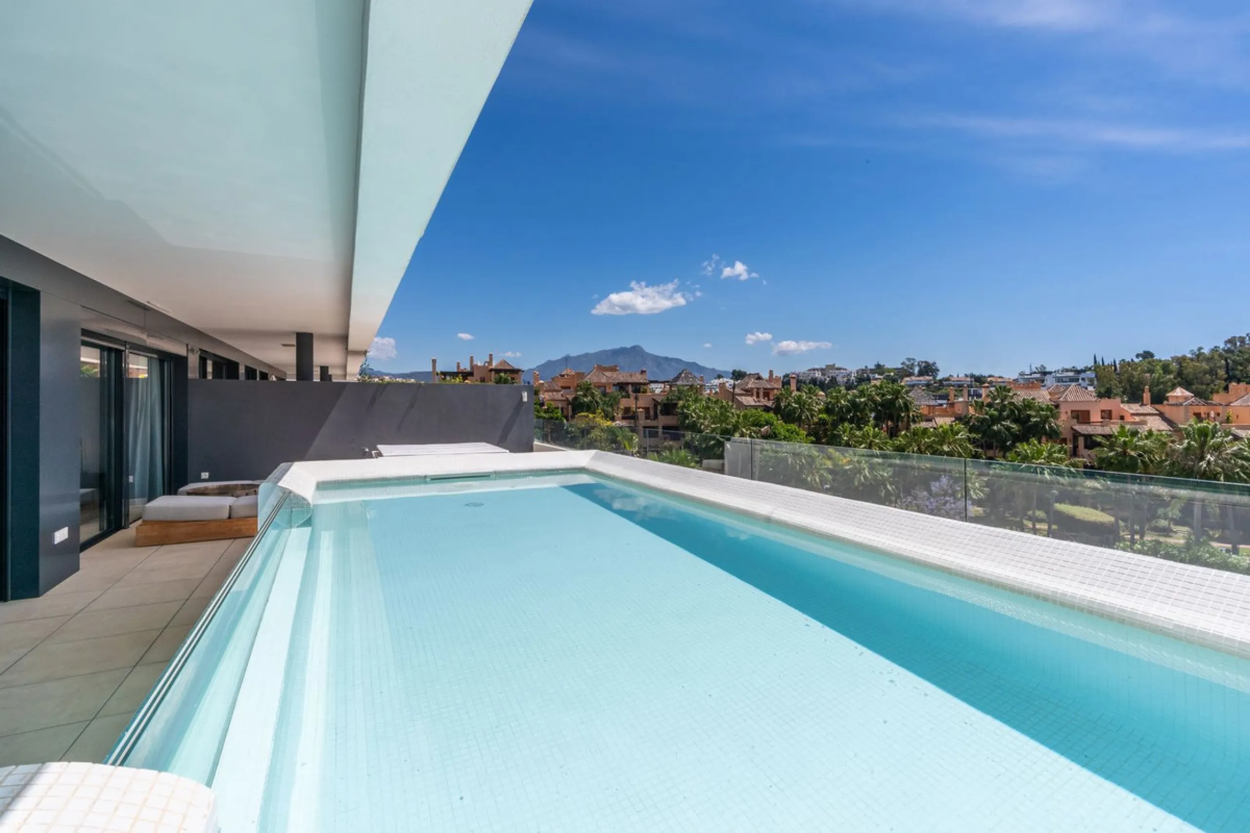 Luxurious apartment in El Campanario Hills, located in a gated community with just 29  units. The property  is near to prestigious golf courses and beaches, with easy access to Marbella and Estepona via the A7.