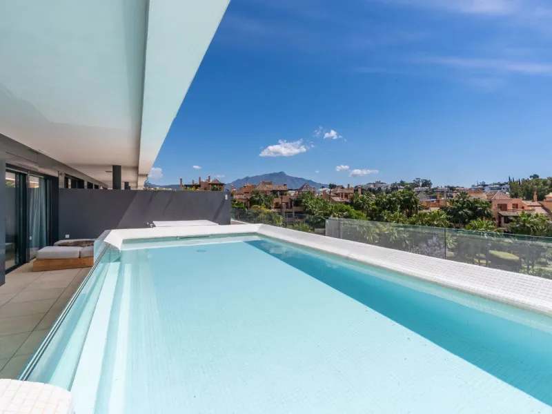 Luxurious apartment in El Campanario Hills, located in a gated community with just 29  units. The property  is near to prestigious golf courses and beaches, with easy access to Marbella and Estepona via the A7.