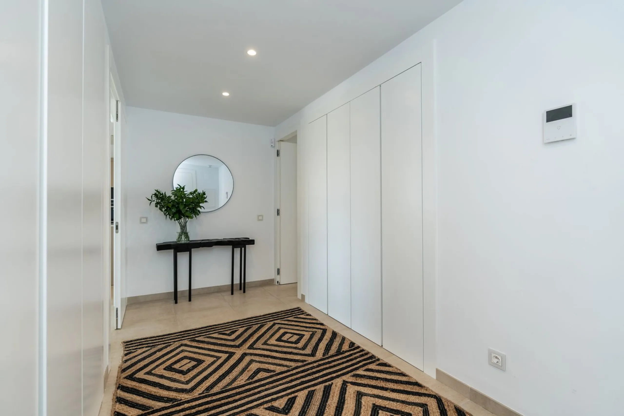 Luxurious apartment in El Campanario Hills, located in a gated community with just 29  units. The property  is near to prestigious golf courses and beaches, with easy access to Marbella and Estepona via the A7.
