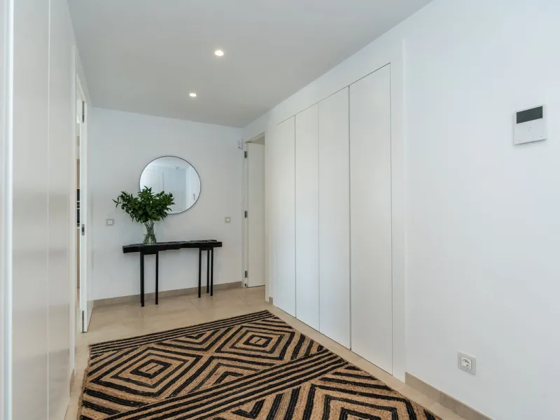 Luxurious apartment in El Campanario Hills, located in a gated community with just 29  units. The property  is near to prestigious golf courses and beaches, with easy access to Marbella and Estepona via the A7.