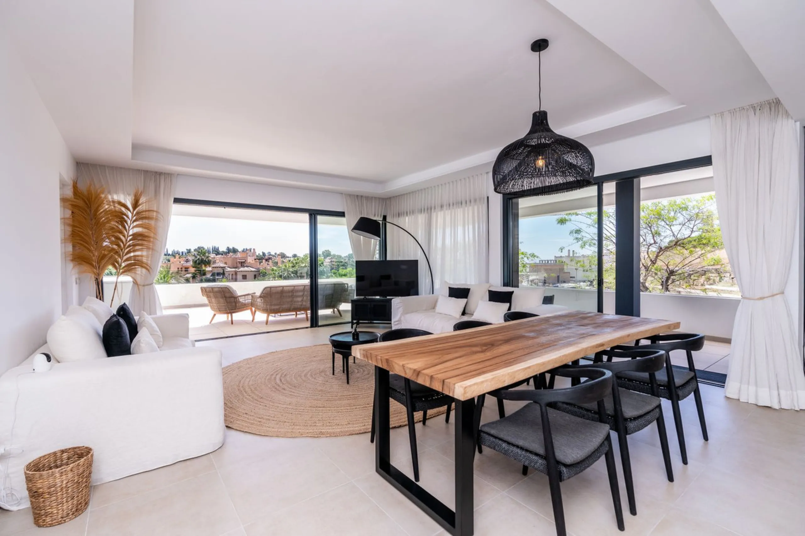Luxurious apartment in El Campanario Hills, located in a gated community with just 29  units. The property  is near to prestigious golf courses and beaches, with easy access to Marbella and Estepona via the A7.