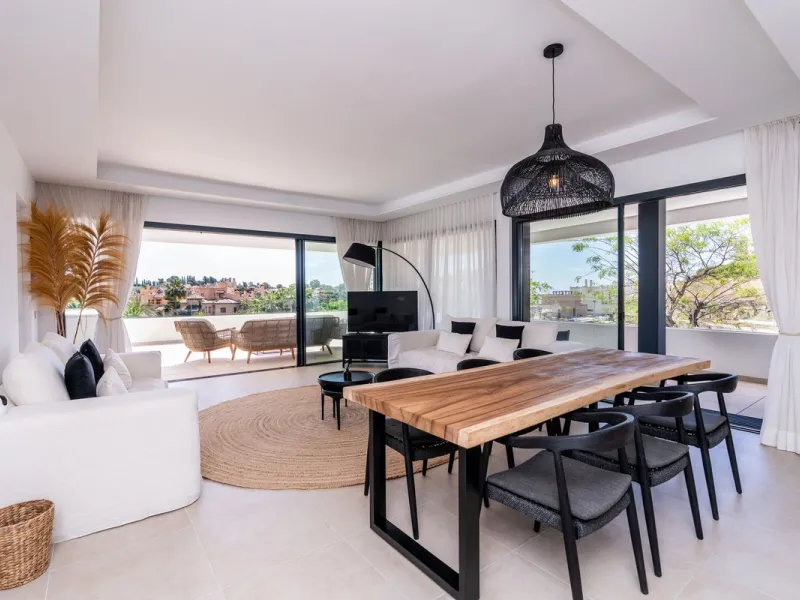 Luxurious apartment in El Campanario Hills, located in a gated community with just 29  units. The property  is near to prestigious golf courses and beaches, with easy access to Marbella and Estepona via the A7.