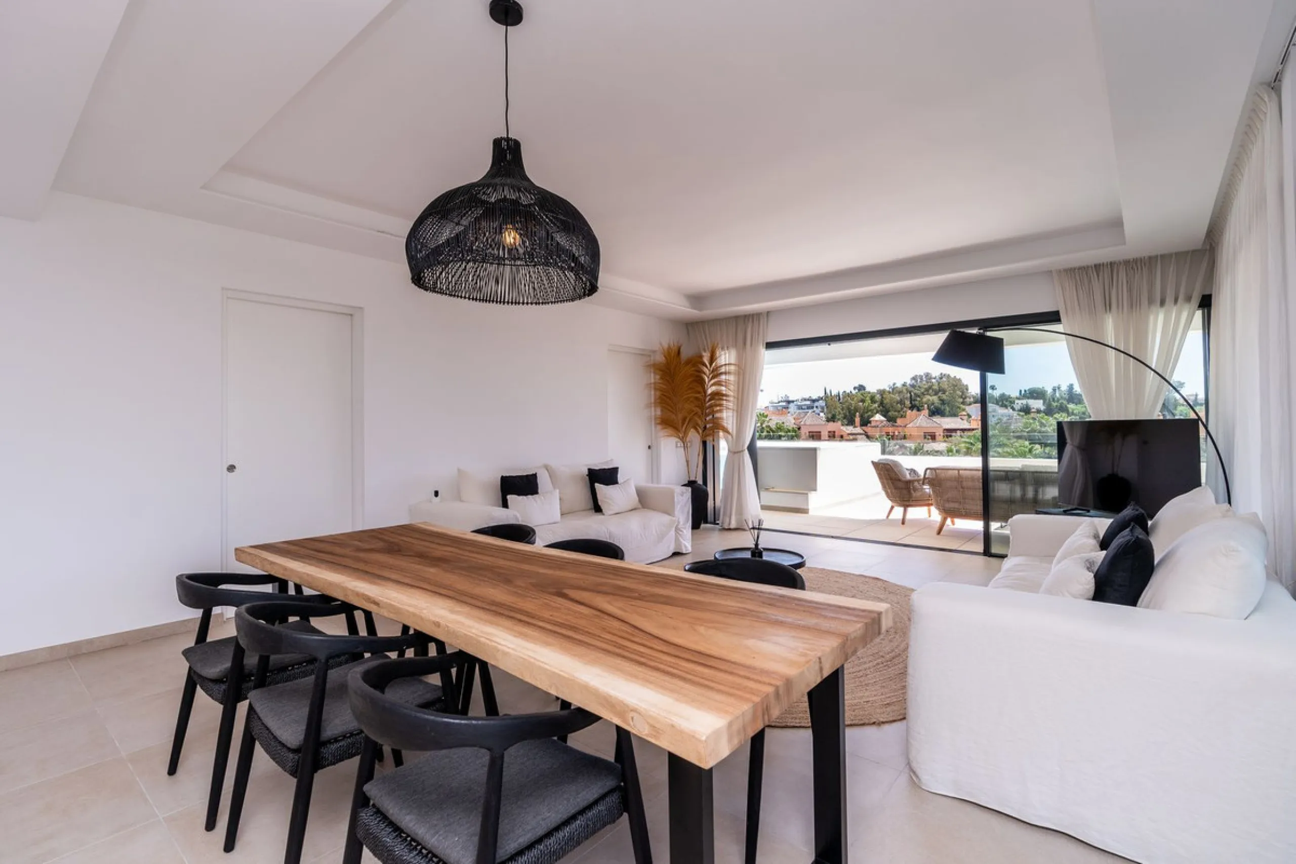 Luxurious apartment in El Campanario Hills, located in a gated community with just 29  units. The property  is near to prestigious golf courses and beaches, with easy access to Marbella and Estepona via the A7.