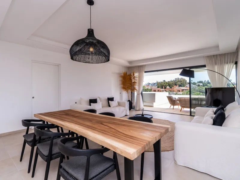 Luxurious apartment in El Campanario Hills, located in a gated community with just 29  units. The property  is near to prestigious golf courses and beaches, with easy access to Marbella and Estepona via the A7.
