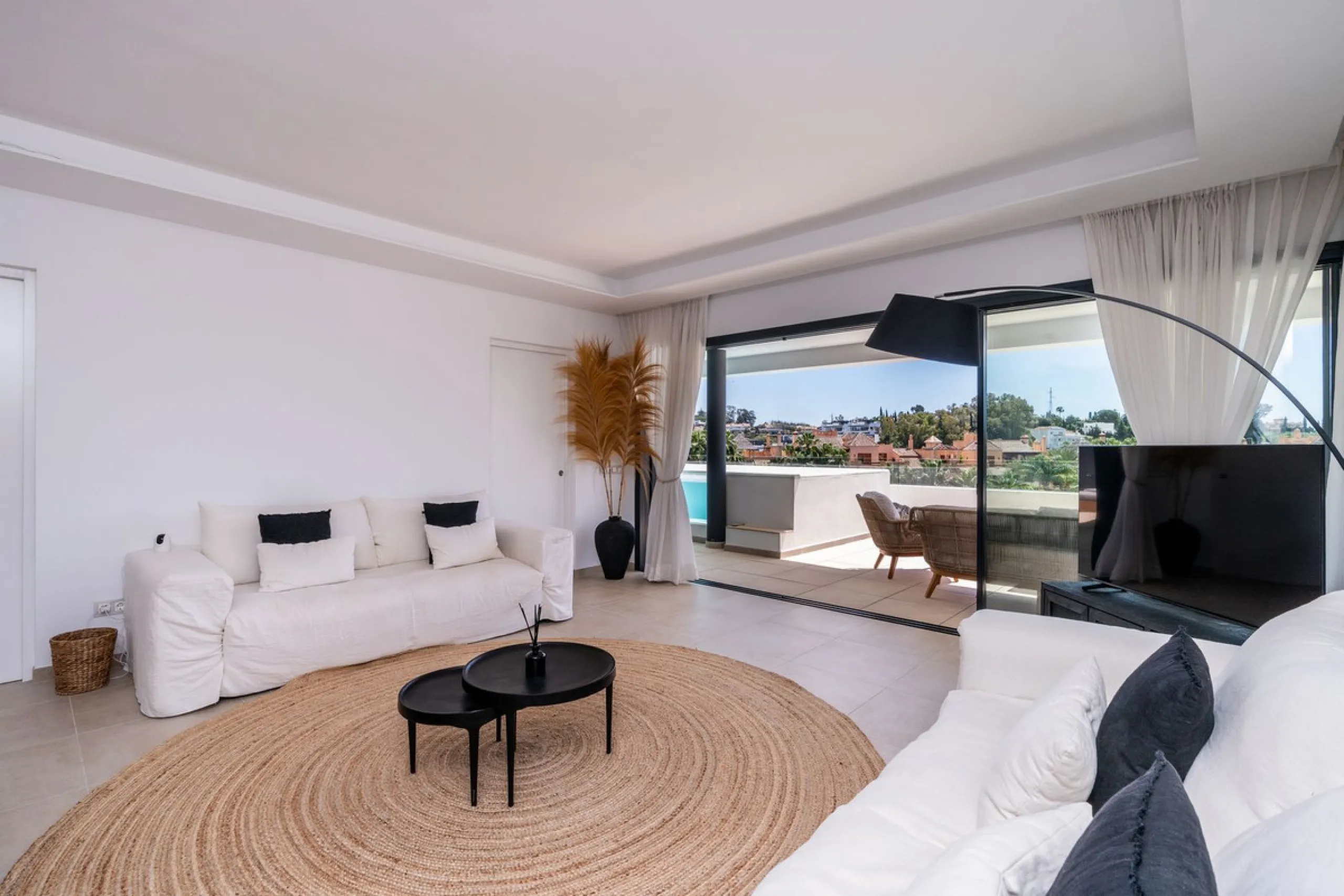 Luxurious apartment in El Campanario Hills, located in a gated community with just 29  units. The property  is near to prestigious golf courses and beaches, with easy access to Marbella and Estepona via the A7.
